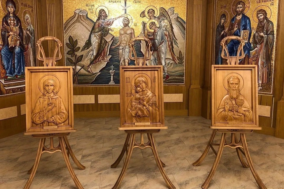 Резные иконы для слабовидящих появились в церкви на Лахтинской улице. Фото: instagram.com/hramostroitel