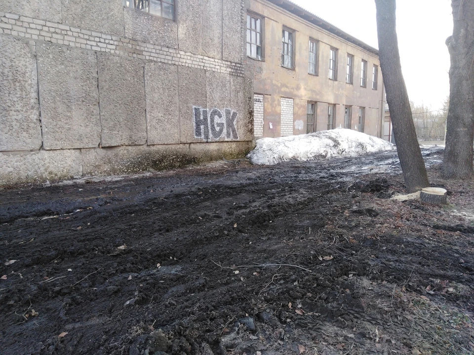 Двор превратили в месиво грязи. Фото: «Новости Рязани ВКонтакте».