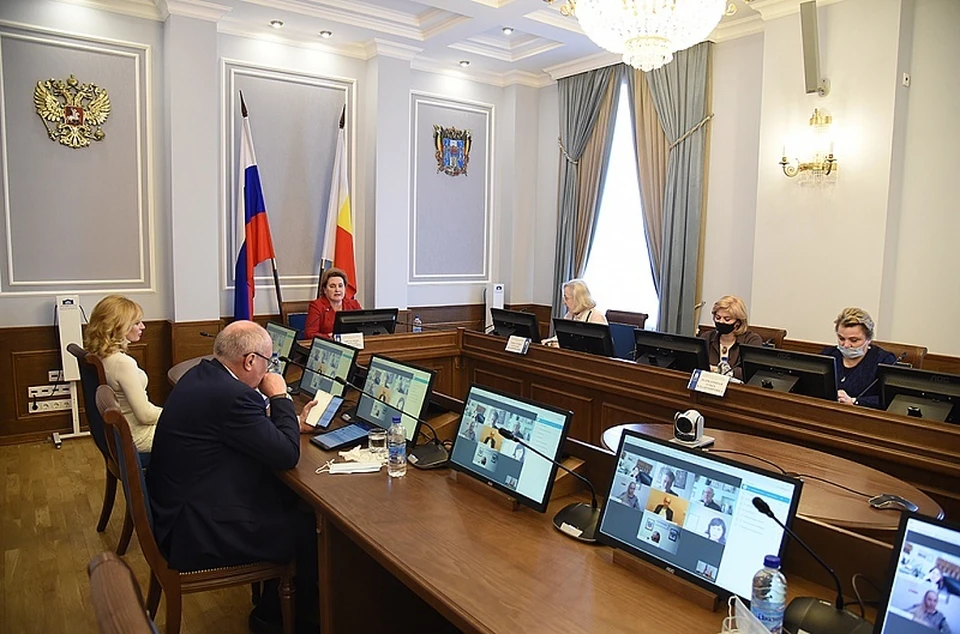 Заместитель председателя комитета Законодательного собрания Ростовской области по социальной политике Светлана Пискунова вместе с коллегами обсудила социальные вопросы. Фото: пресс-служба ЗС РО