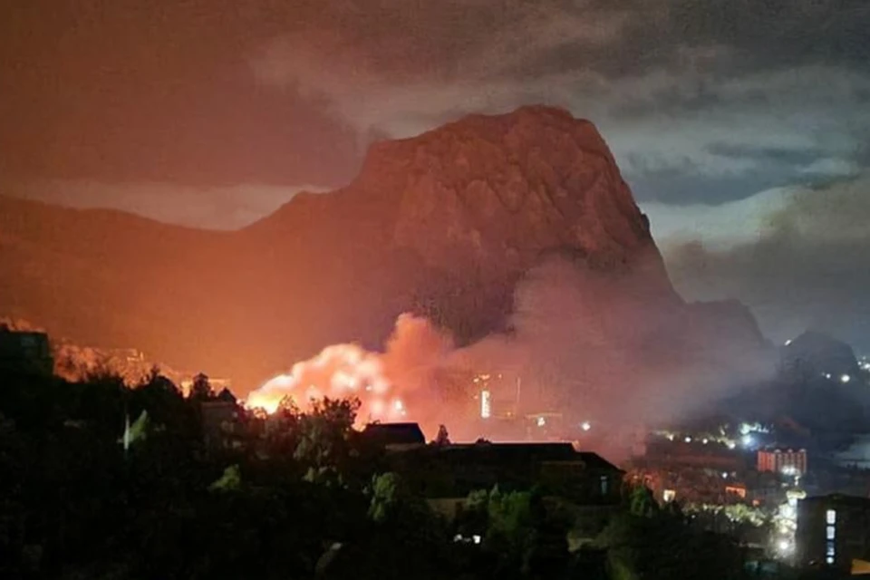Возгорание ночью было видно практически всем жителям поселка. Фото: Наталья Кириченко/"Подслушано Судак"/"Вконтакте"