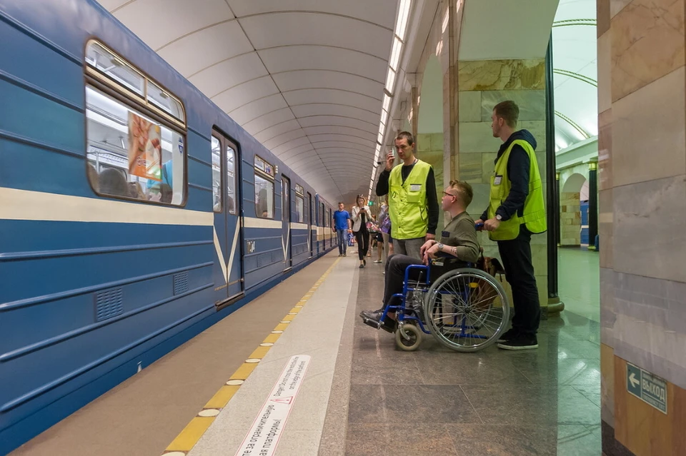 В петербургском метрополитене объяснили падение девушки-инвалида на эскалаторе.