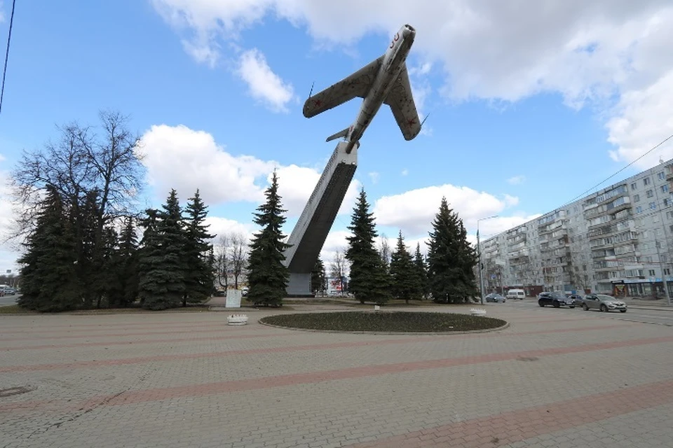 Памятник летчикам брянск фото В Брянске сквер у памятника Летчикам вошел в список для голосования по благоустр