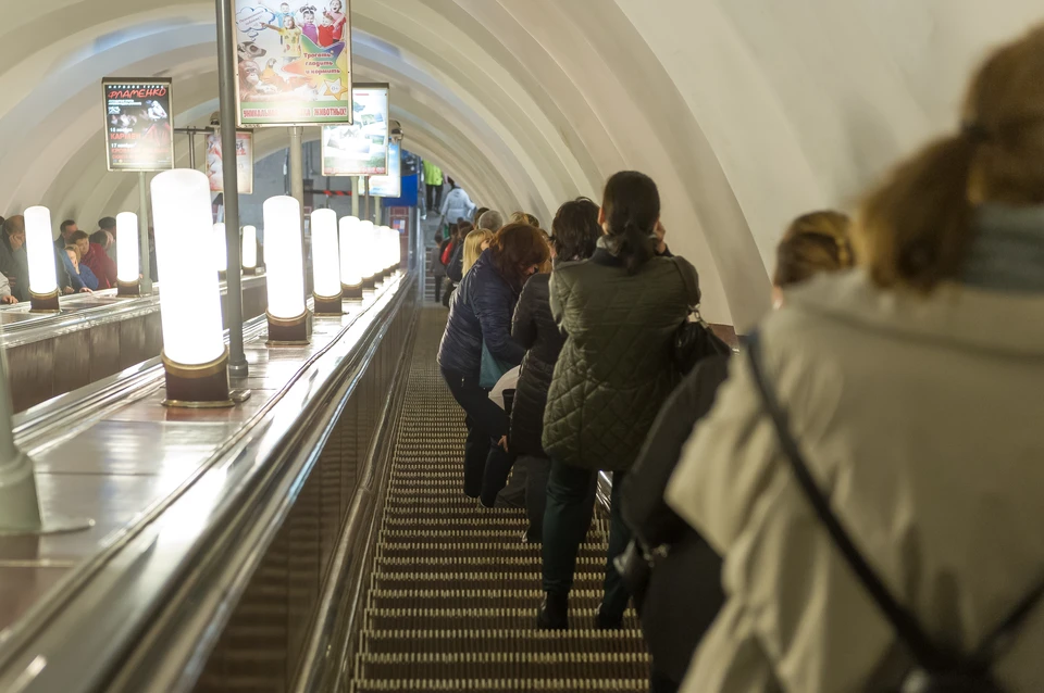 У пассажирки метро затянуло платье в эскалатор.