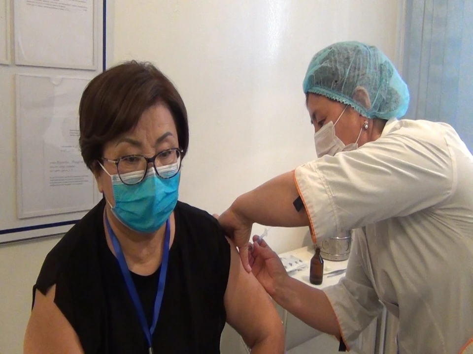 Роза Отунбаева получила вакцину от коронавируса.