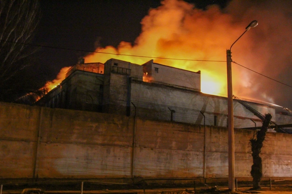 В Донецке горит здание мясокомбината