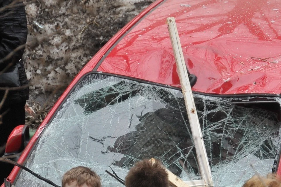 Рама углом попала прямо в лобовое стекло иномарки.