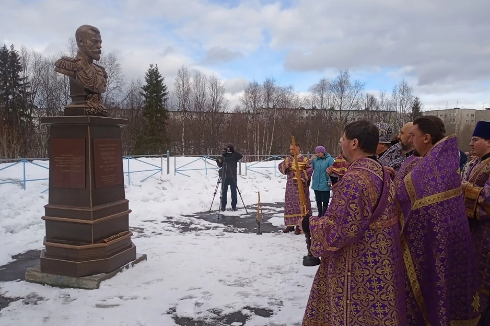 Сам бюст стал подарком церкви, а вот деньги на его доставку, установку, а также постамент собирали сами верующие. Фото: Мурманская епархия