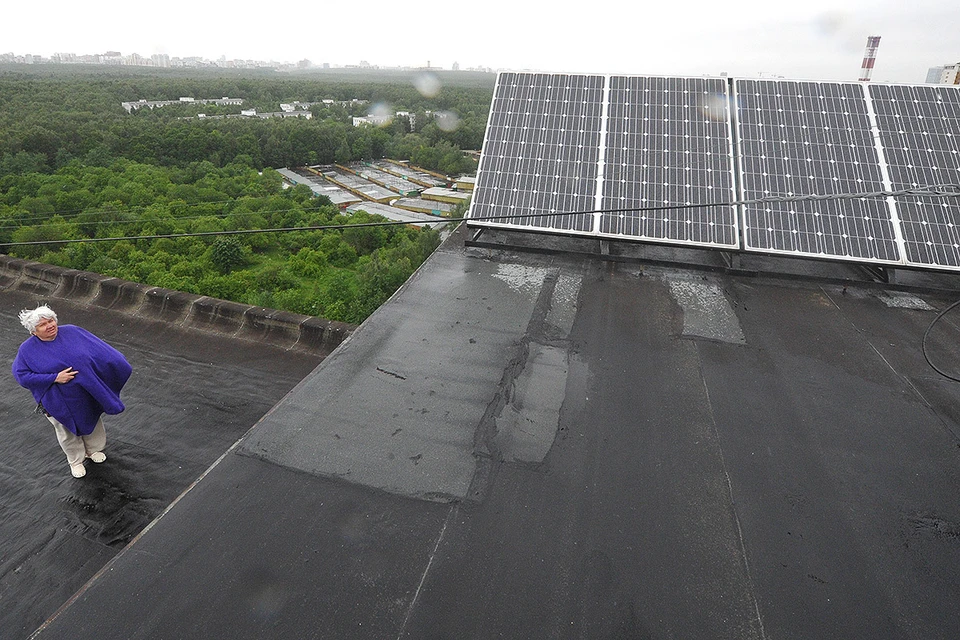 Солнечные батареи на крыше жилого многоквартирного дома в Москве на улице Днепропетровская.