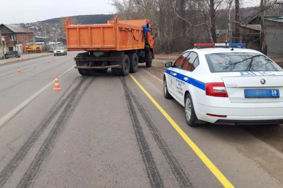 Пятилетняя девочка попала под колеса КамАЗа на Александровском тракте в Иркутске