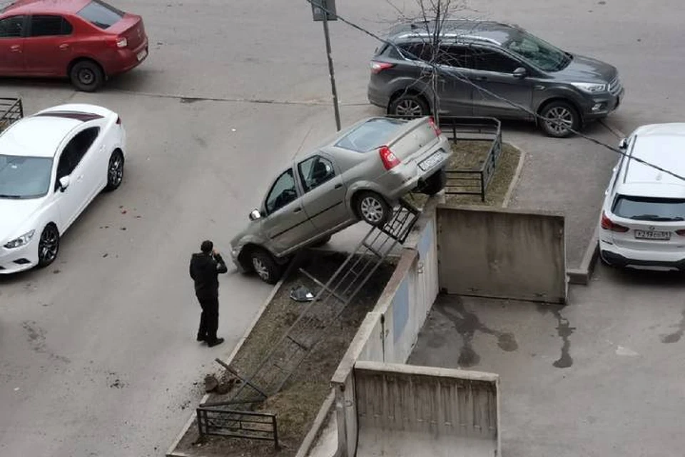 "Рено" припарковался на забор в Петербурге