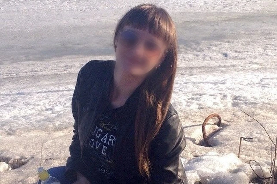 У девушки нет высшего образования, возможно, из-за того, что ребенка она родила еще в подростковом возрасте