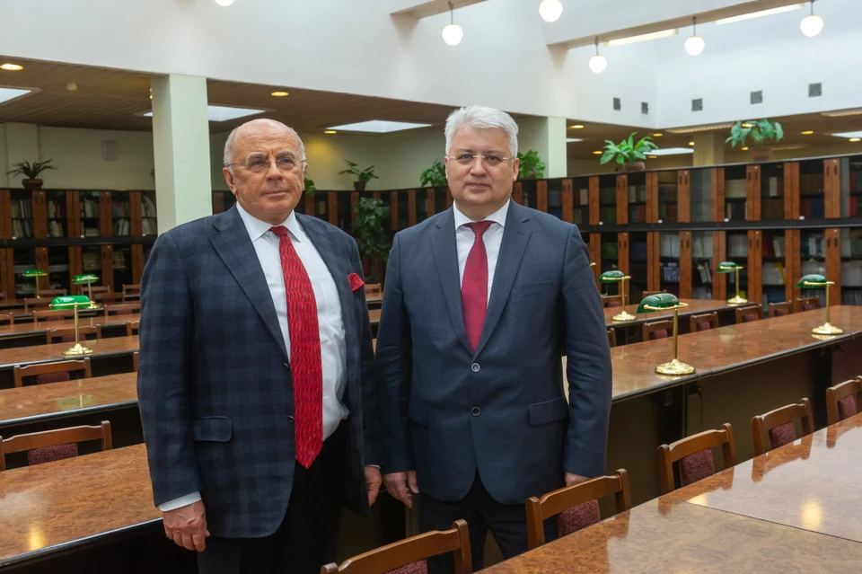 Вице-губернатор Олег ЭРГАШЕВ и ректор, академик Александр Запесоцкий.