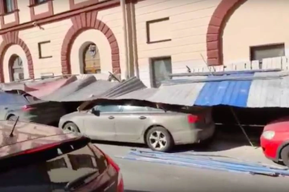 Огромный забор придавил десятки машин в центре Петербурга