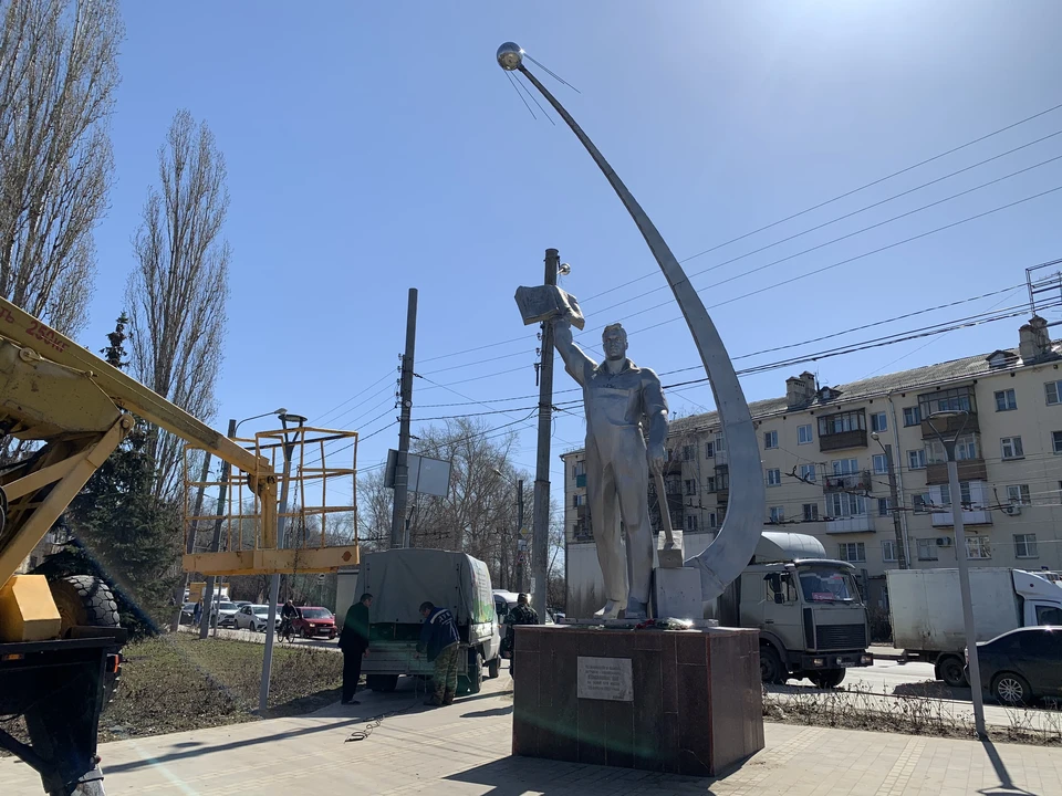 Памятнику Комарову вернули исторический облик.