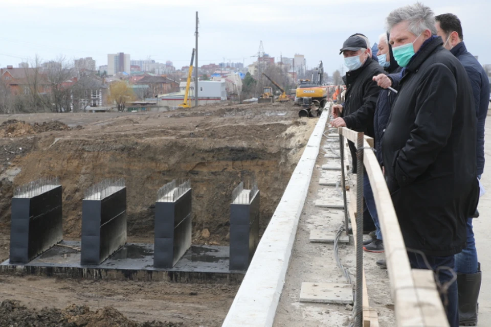 Сейчас от конечной остановки к мосту возводят временный проезд Фото: сайт правительства Ростовской области