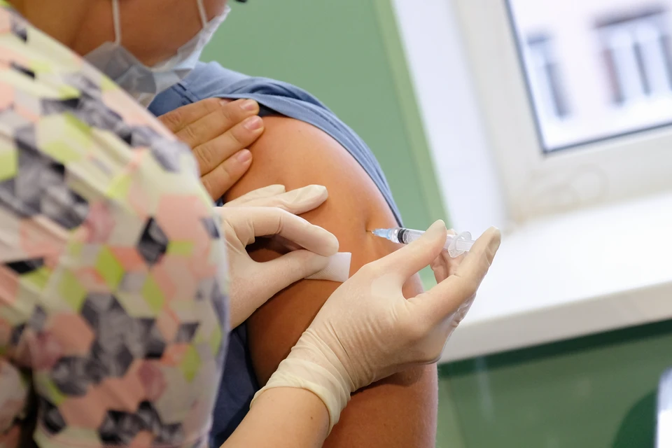Вакцинацию от коронавируса на дому планирубт развернуть в Санкт-Петербурге в ближайшее время.