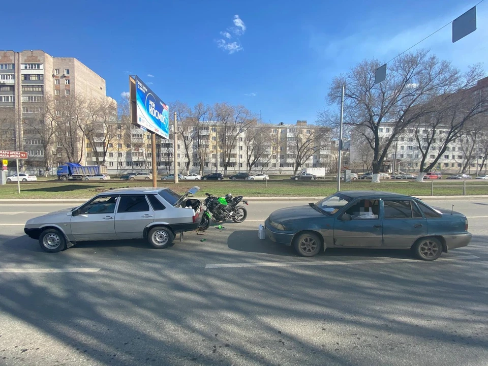Мотоциклист в пробке в Самаре задел две машины. Фото - ГУ МВД России по Самарской области