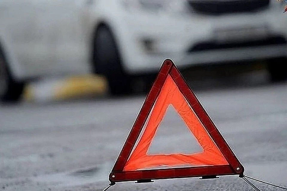 Грузовик занесло на закруглении дороги в районе Массандры