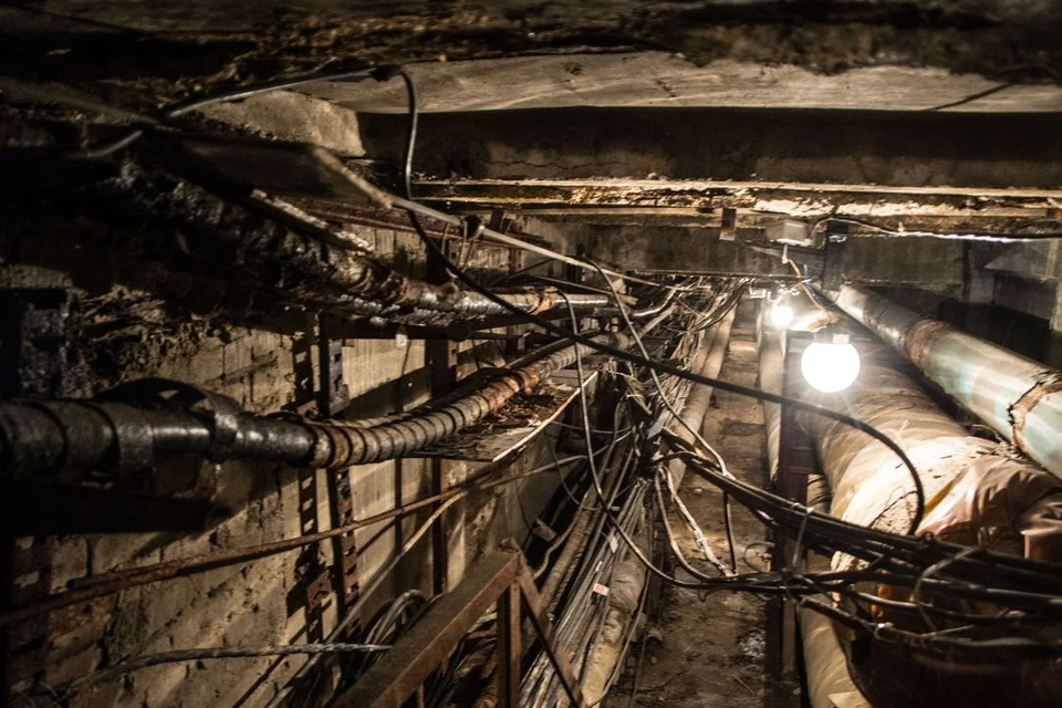 По всему подземелью танутся провода и трубы. Фото: Никита КАЛЬХИН,