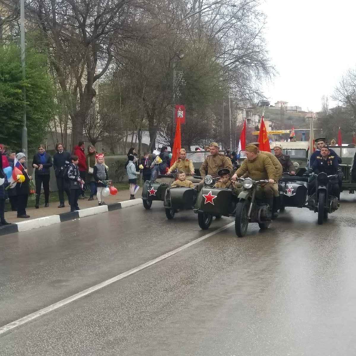 Автоколонной и пешим маршем: в Балаклаве отметили 77-ю годовщину  освобождения от фашистов - KP.RU