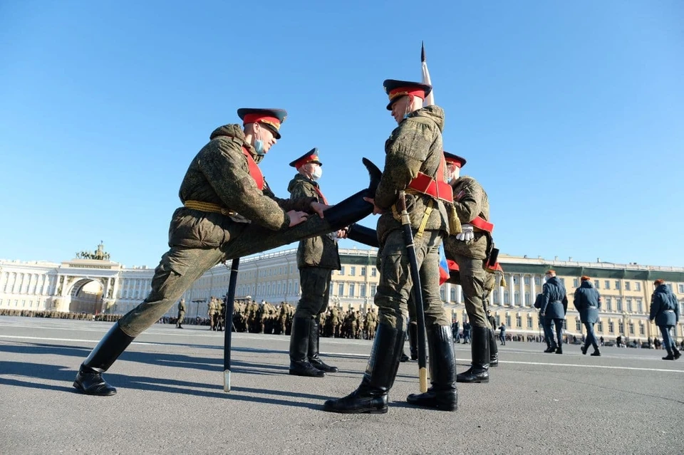 Первая репетиция парада Победы прошла в Петербурге на Дворцовой площади 19 апреля
