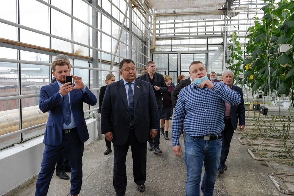 Депутаты Заксобрания ознакомились с мерами поддержки сельского хозяйства в Красноярском крае и работой местных предприятий.