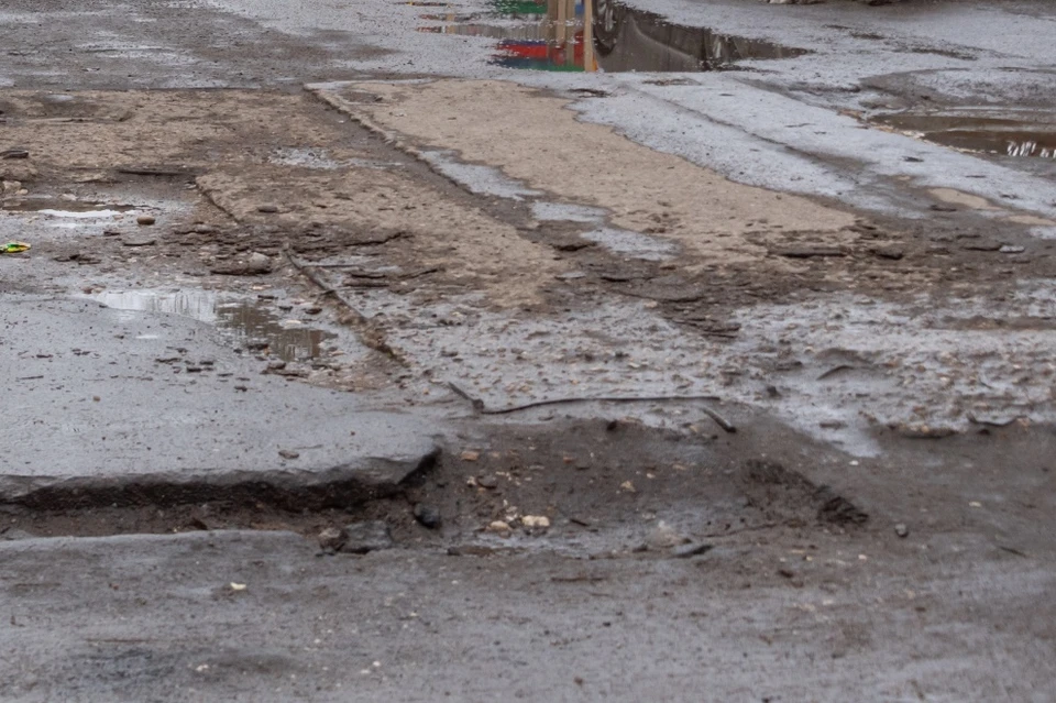 Залатать оставшиеся ямы на мосту обещают позже.
