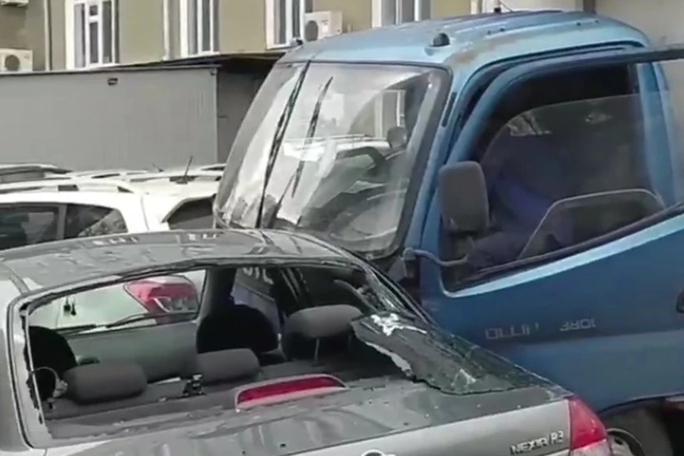 По предварительным данным, грузовик зацепил несколько припаркованных машин Фото: группа в VK Это Ростов - новости Ростова-на-Дону