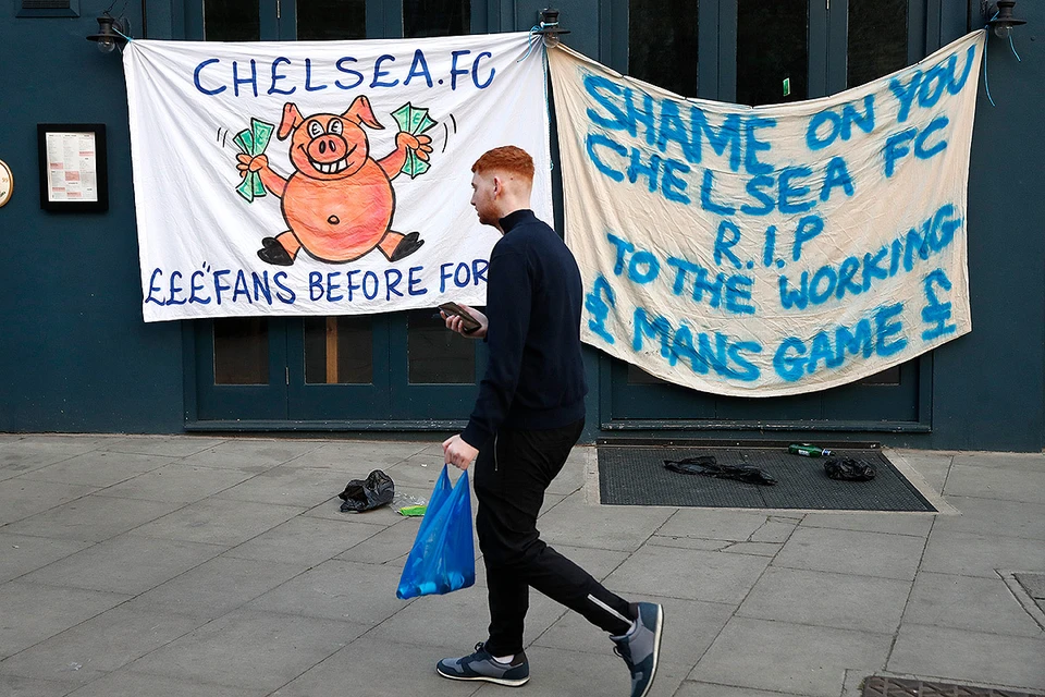 Баннеры у офиса клуба "Челси" в Лондоне. Болельщики устыдили руководство клуба, обвинив в жадности.