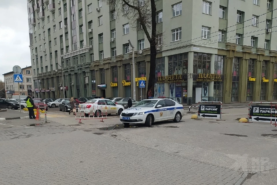 На площади Победы дежурят полиция и эвакуаторы – установлены ограждения.