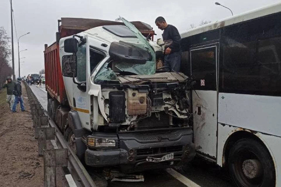 На видео попало жесткое ДТП с "КамАЗом" и семью авто на Мурманском шоссе