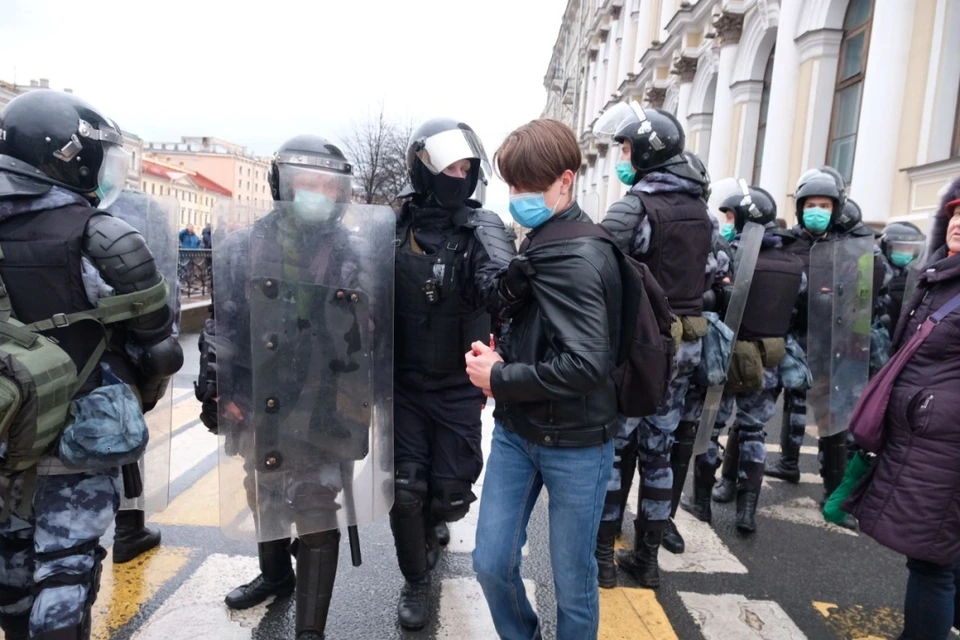 В Петербурге начались первые задержание участников несанкционированной акции протеста.