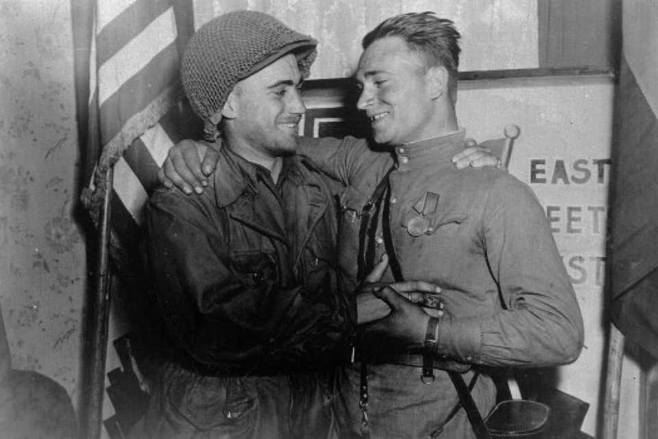 Робертсон и Сильвашко в Торгау. Это фото стало символом борьбы союзников против фашизма. Фото: журнал Life