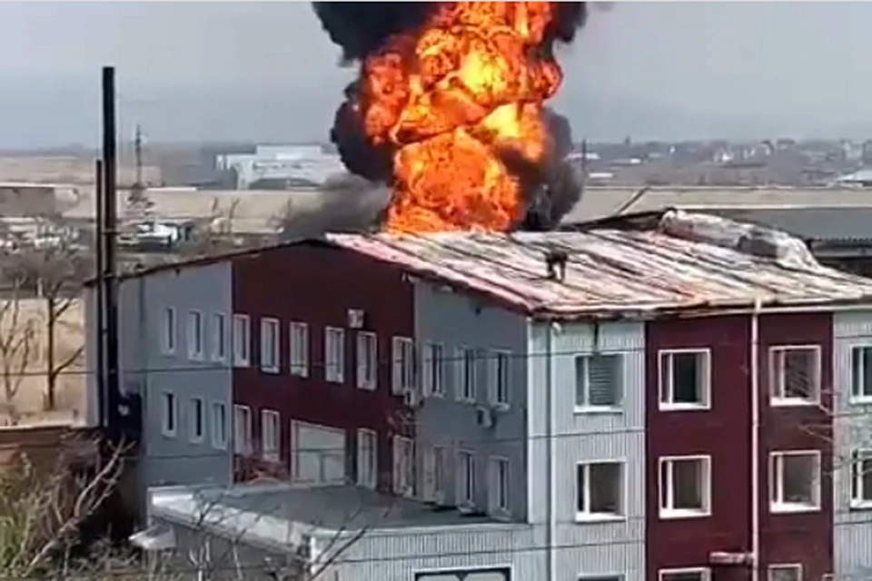 По словам очевидцев, в том районе загорелся бензовоз.