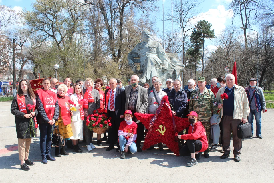 В Симферополе возложение прошло к памятнику Ленина на Привоказльной площади. Фото: Реском КПРФ