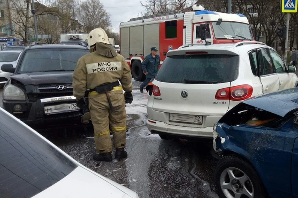 В Брянске на улице Литейной столкнулись три машины.