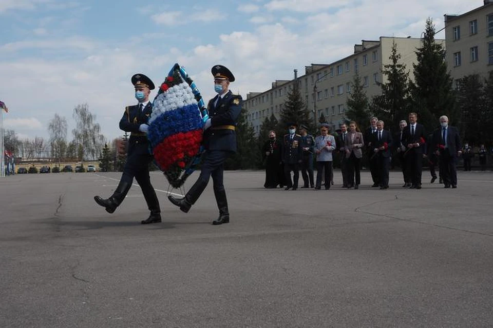 Возложение цветов к мемориалу 233-го полка НКВД, защищавшего Воронеж в годы Великой Отечественной войны