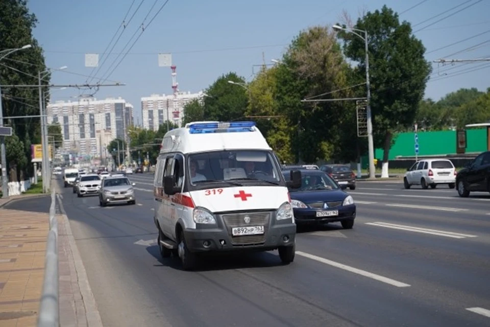 Девочка получила травмы и была госпитализирована.