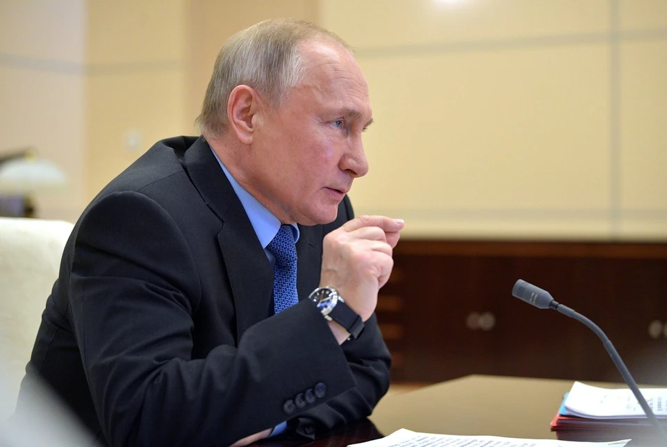 Путин в разговоре с Макроном отметил абсурдность обвинений Чехии против России