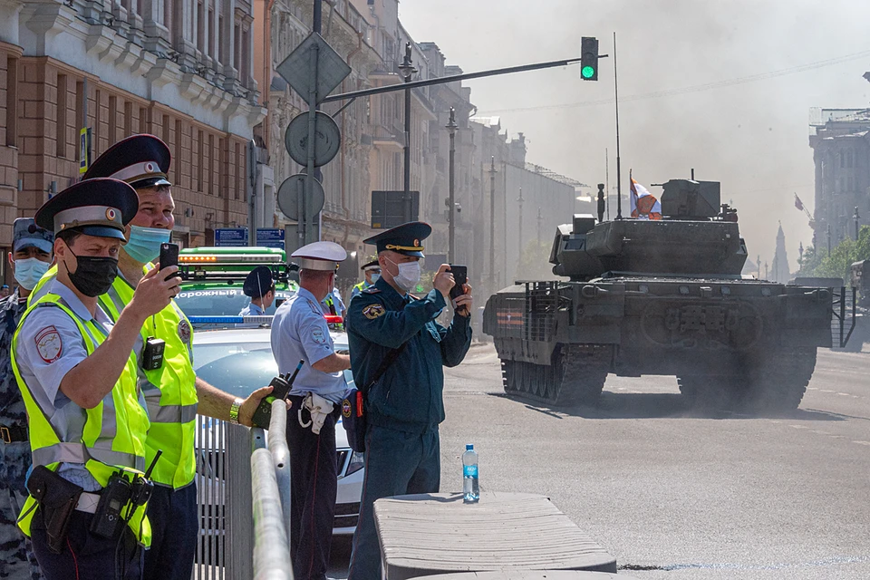 По улицам города, где обычно передвигаются автомобили и общественный транспорт, будет ехать военная техника