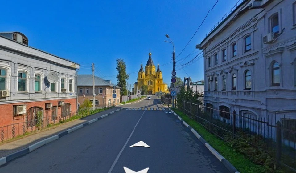 Улица ведет к кафедральному собору Александра Невского.