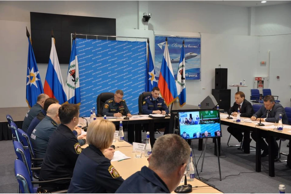 Министр МЧС России Евгений Зиничев провел в Иркутске совещание по готовности Сибири и Дальнего Востока к ЧС. Фото: правительство Иркутской области.
