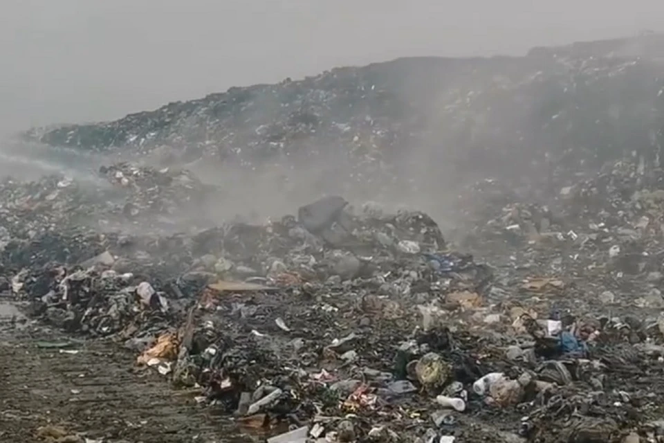 Третьи сутки бушует пожар на мусорной свалке в Биробиджане