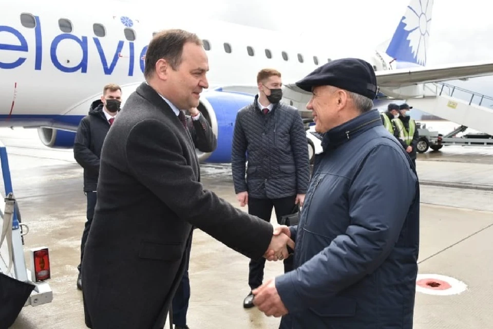 В аэропорту Казани его встречал президент Татарстана Рустам Минниханов. Фото: president.tatarstan.ru