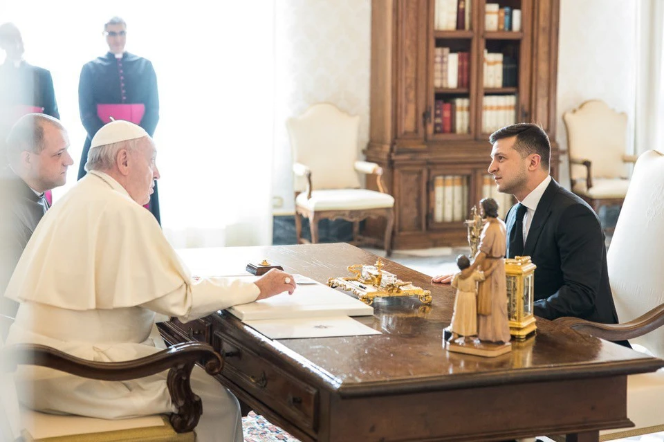 Владимир Зеленский заявил, что хочет встретиться с Владимиром Путиным в Ватикане