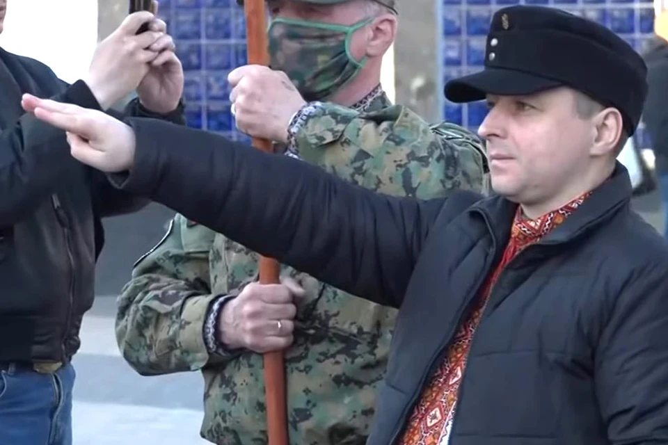 28 апреля 2021 г. Участник марша националистов с характерным жестом в центре Киева.