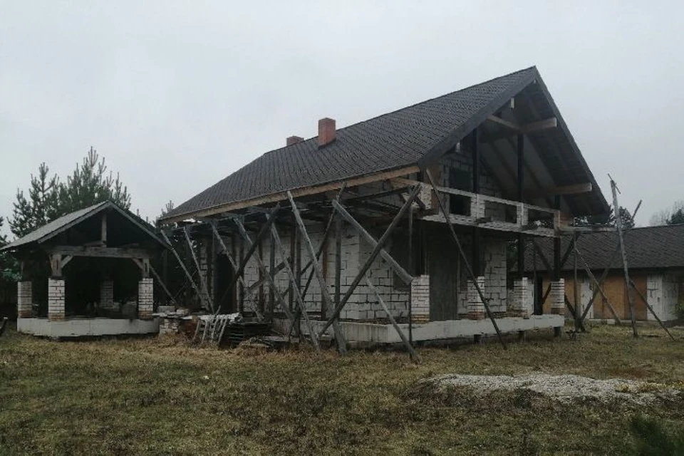 На имущество должника-жилой дом был наложен арест судебными приставами. Фото: УФССП по Ярославской области.
