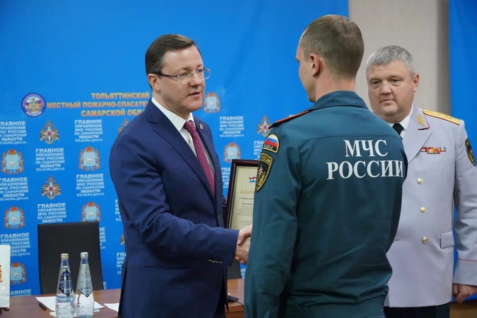 За проявленный героизм пожарным вручили награды