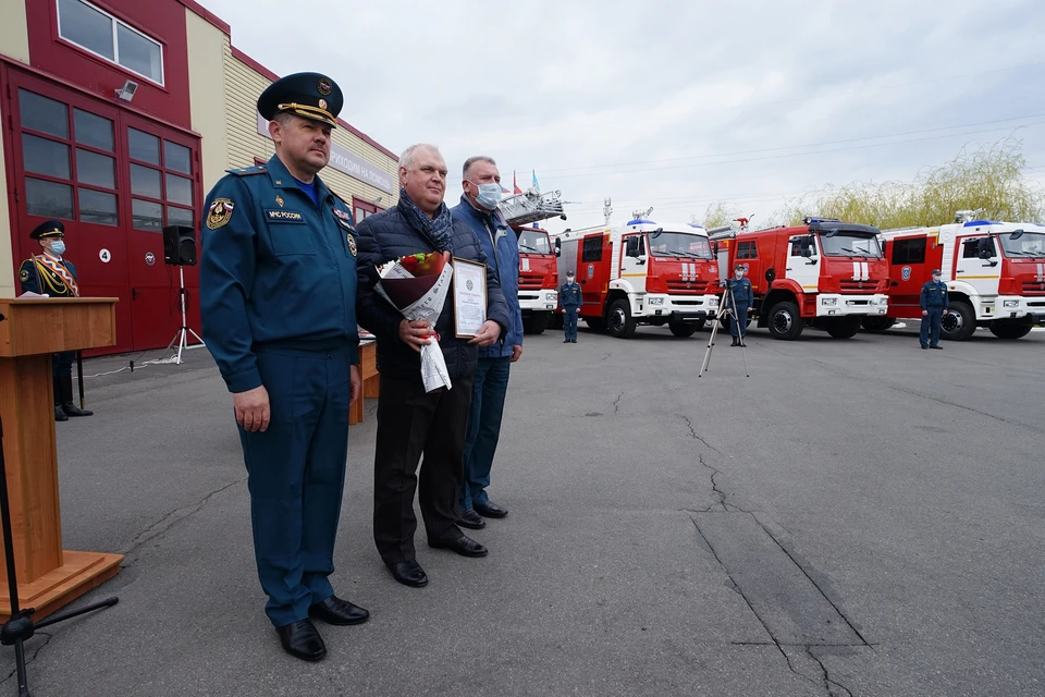 В День пожарной охраны спасателям вручили новую пожарную технику