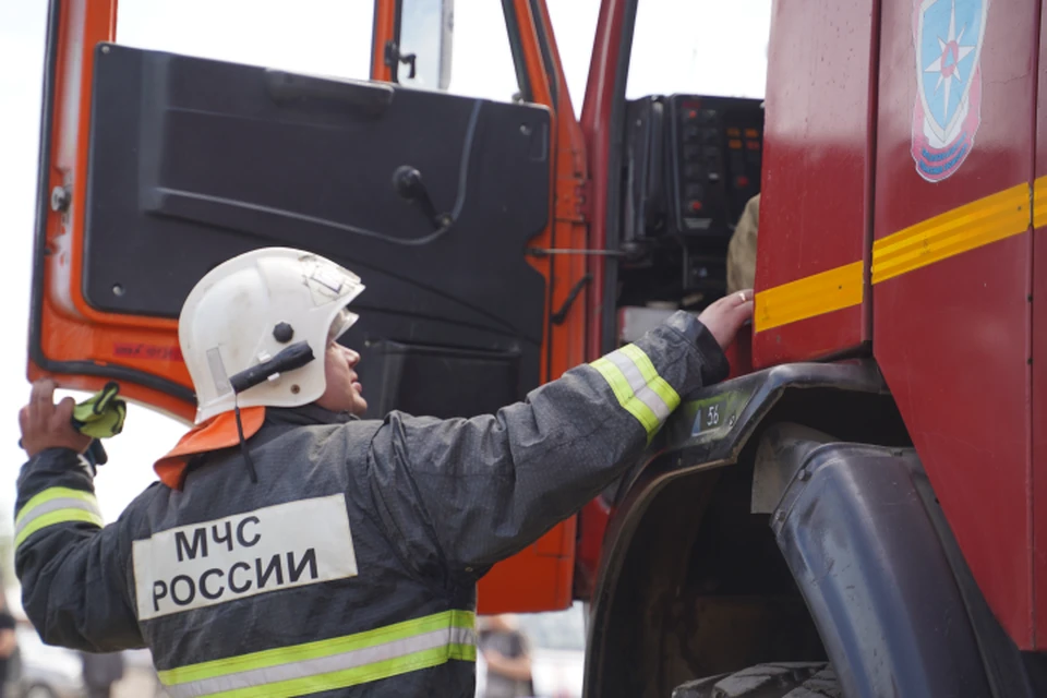 С огнем боролись 18 сотрудников МЧС.
